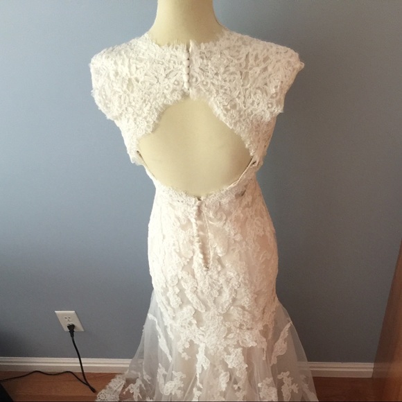 Stunning never worn lace and beaded wedding dress - Picture 3 of 8